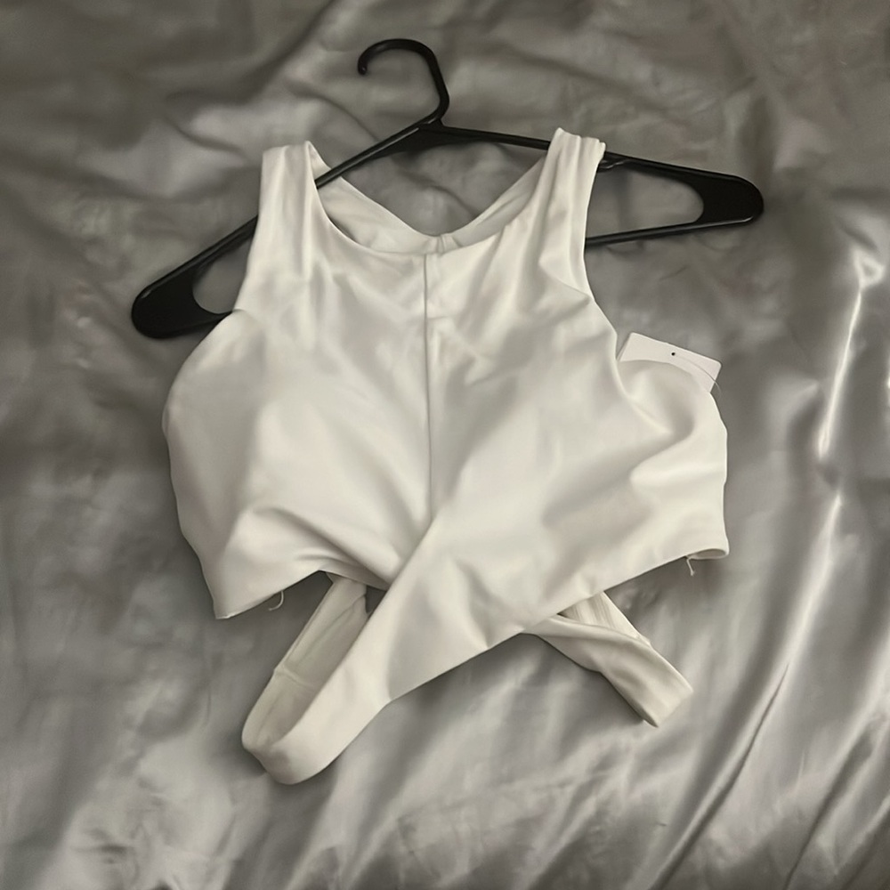 Women’s white M Athleta workout top with built-in bra